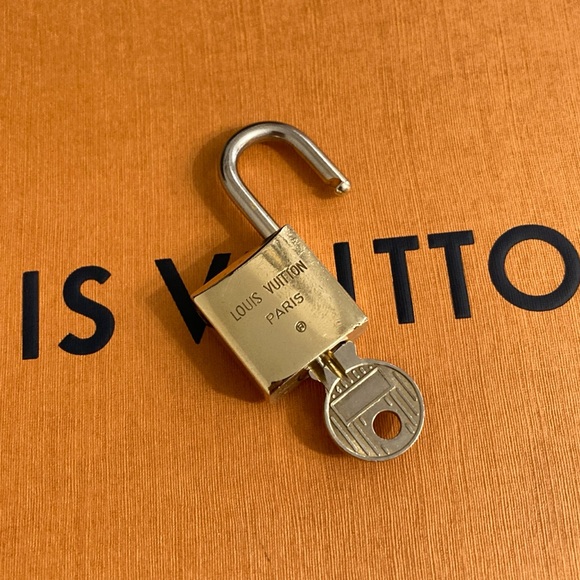 LV #218 Vintage Padlock & Key Set 200 Series - Picture 3 of 5
